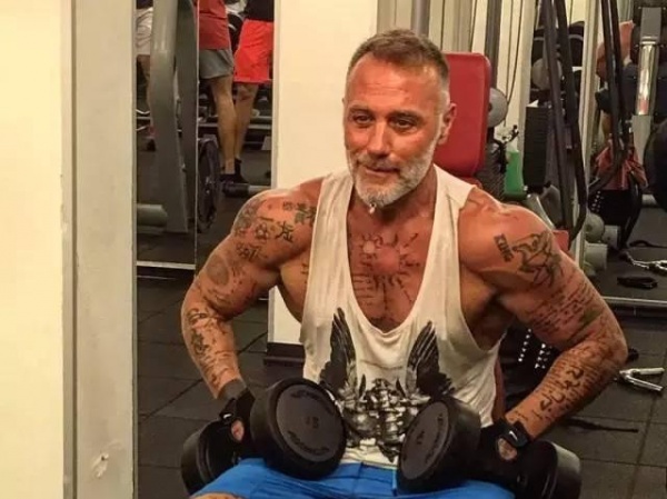 这位50岁大叔用肌肉纹身告诉你，什么叫“不老鲜肉”