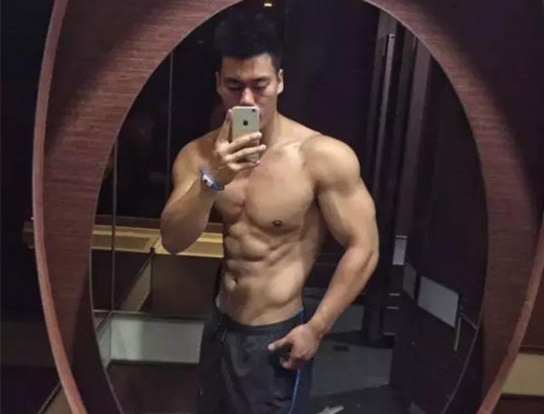 喜欢艾佛森,想拿健体职业卡,这个小伙有点酷！