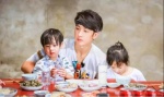 40岁仍一身肌肉，甘做“女儿奴”，他才是颜值不老的人生赢家！
