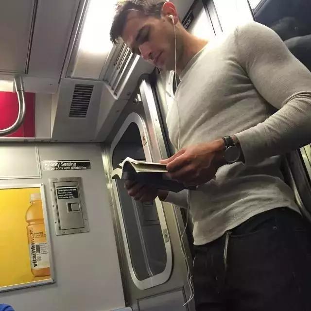 地铁上的肌肉帅哥居然也这么多，丝毫不输纽约巴黎！