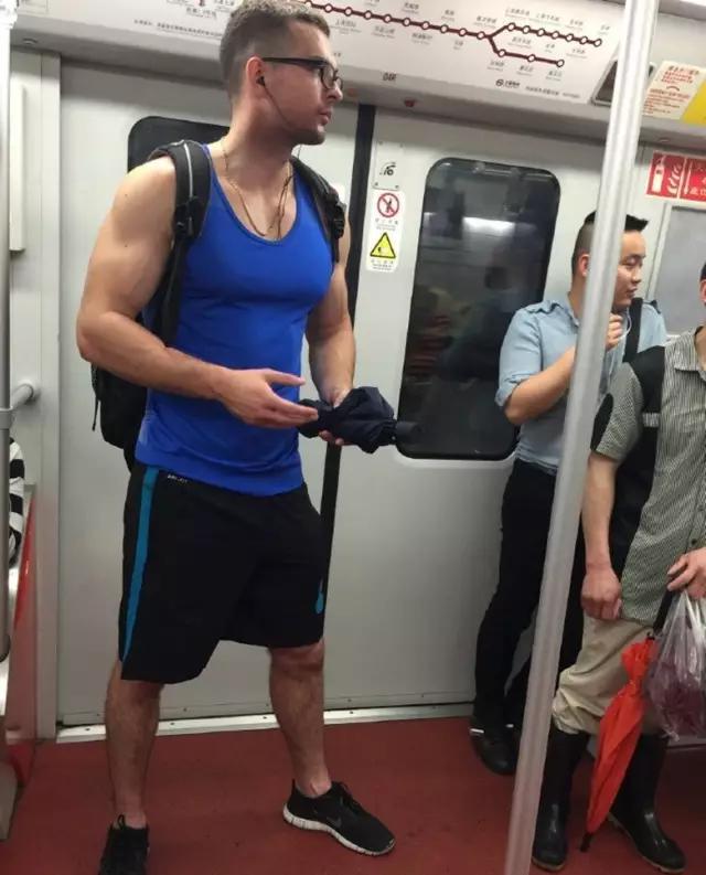 地铁上的肌肉帅哥居然也这么多，丝毫不输纽约巴黎！